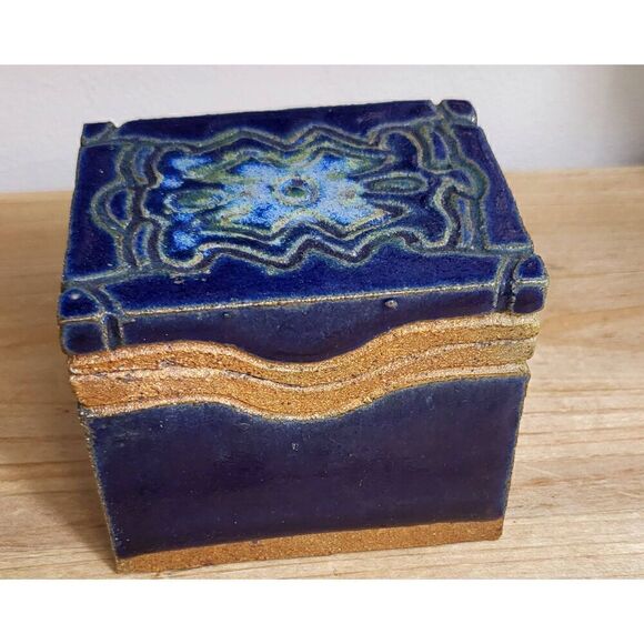 Cobalt blue trinket box - Picture 1 of 8